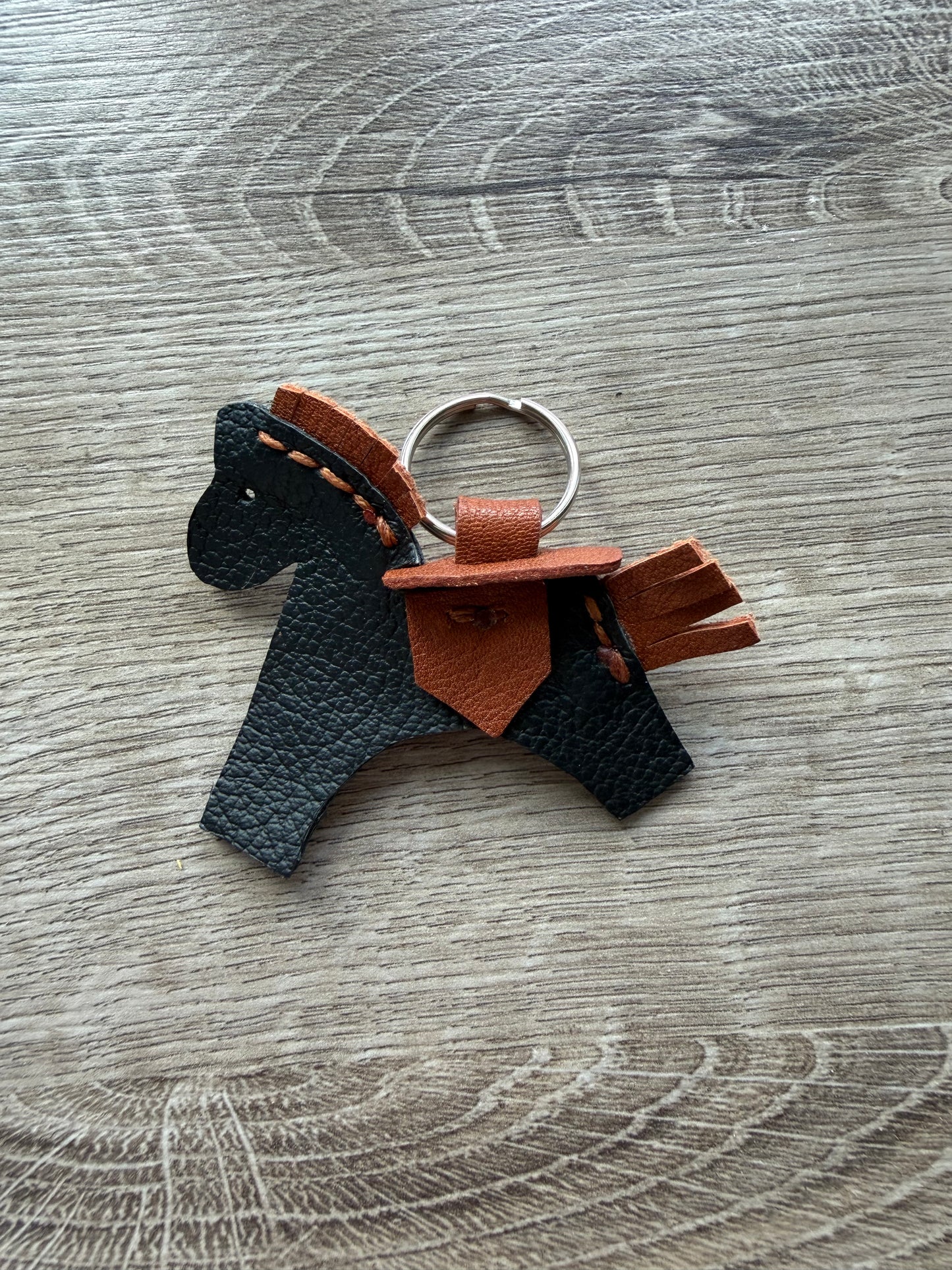 Pferd mit Sattel