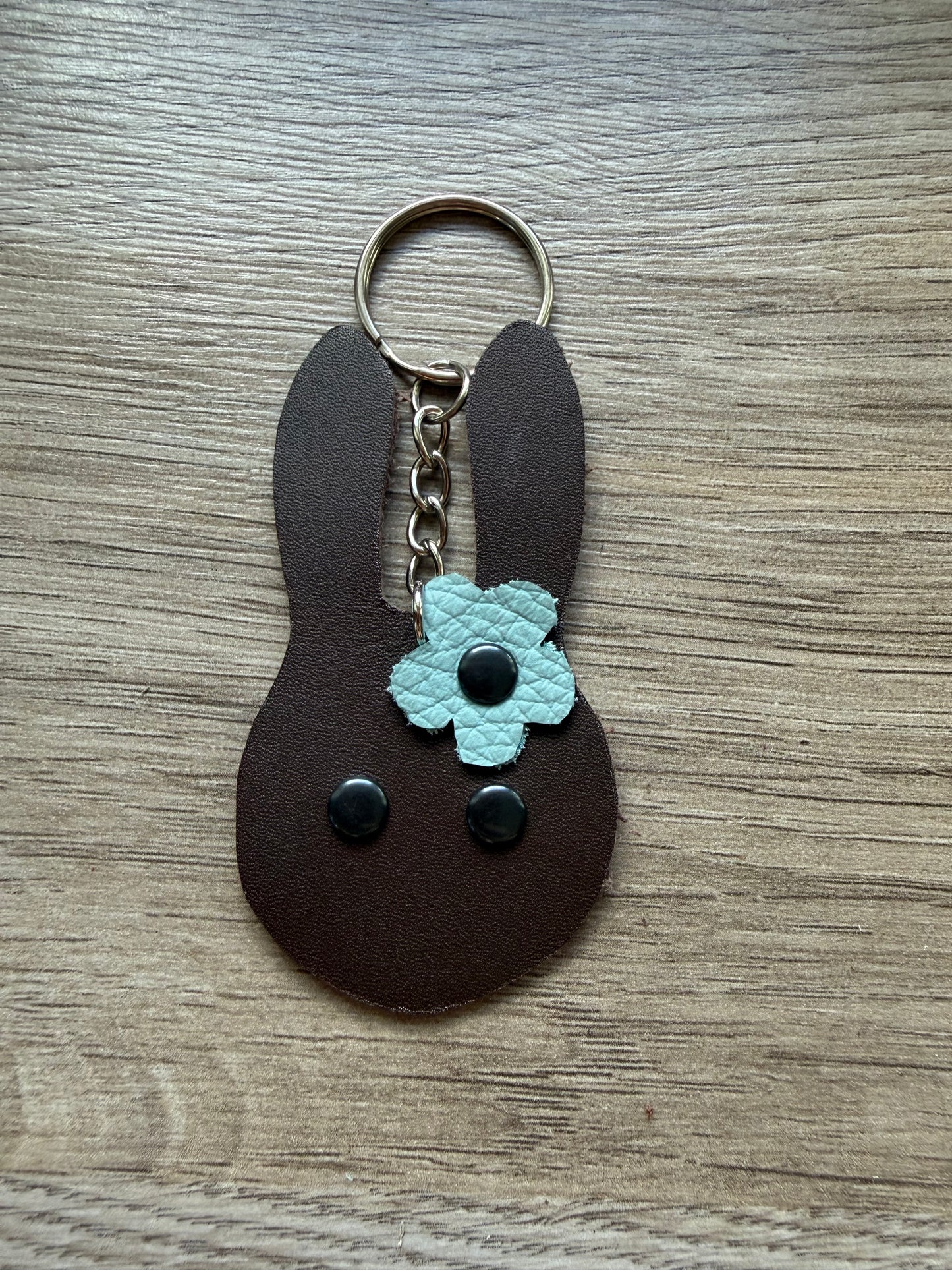 Hase mit Blume
