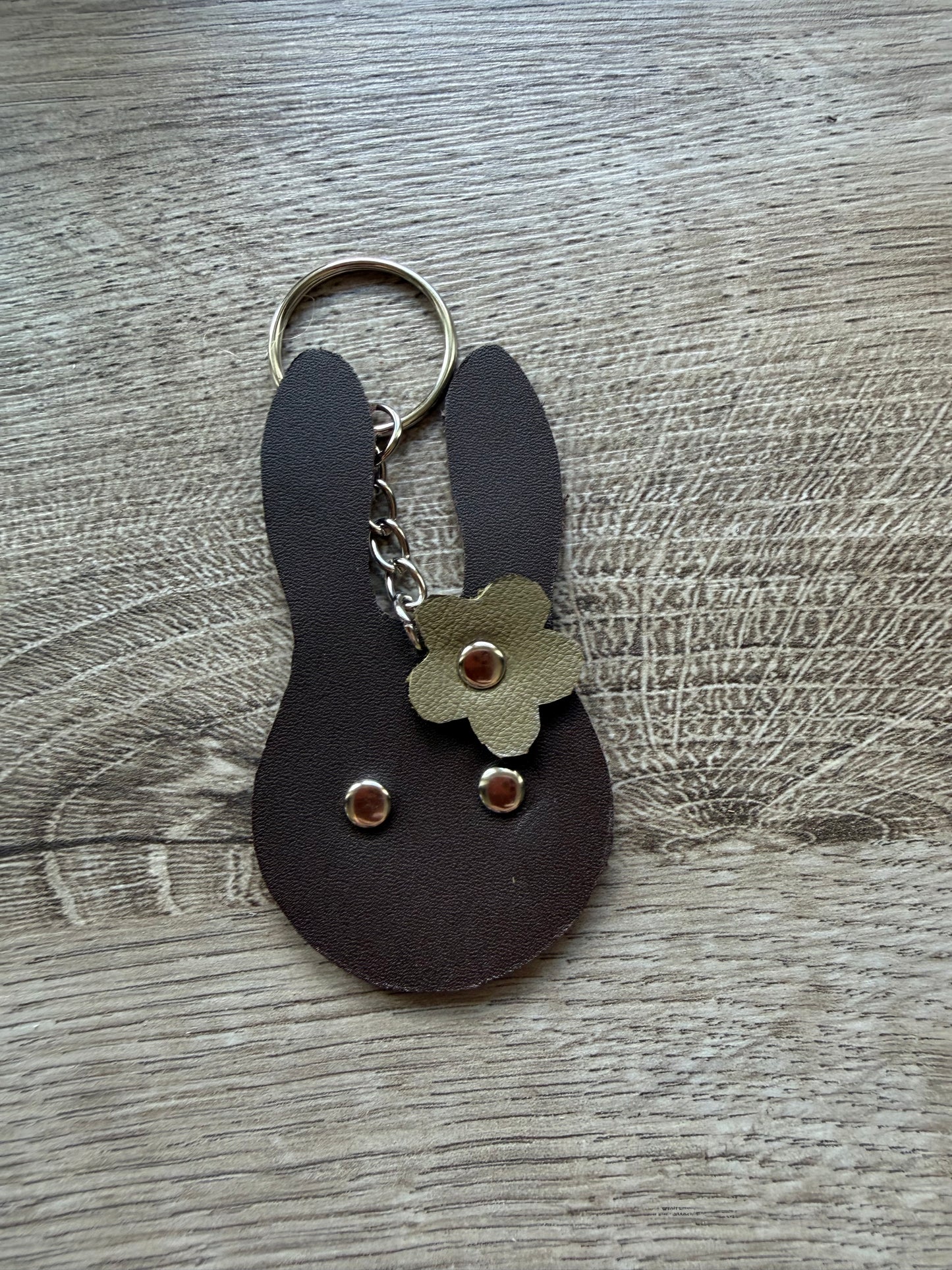 Hase mit Blume