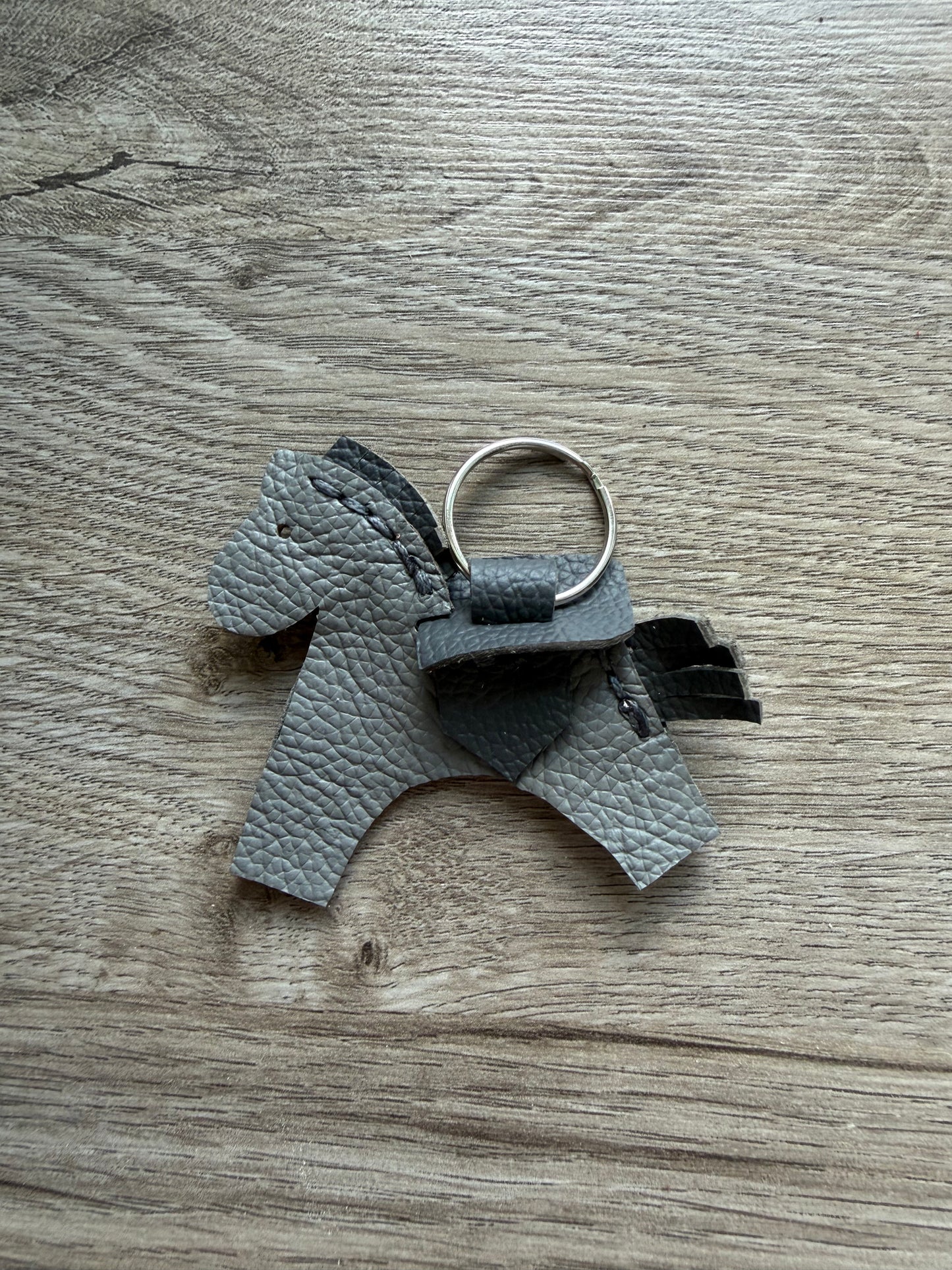 Pferd mit Sattel
