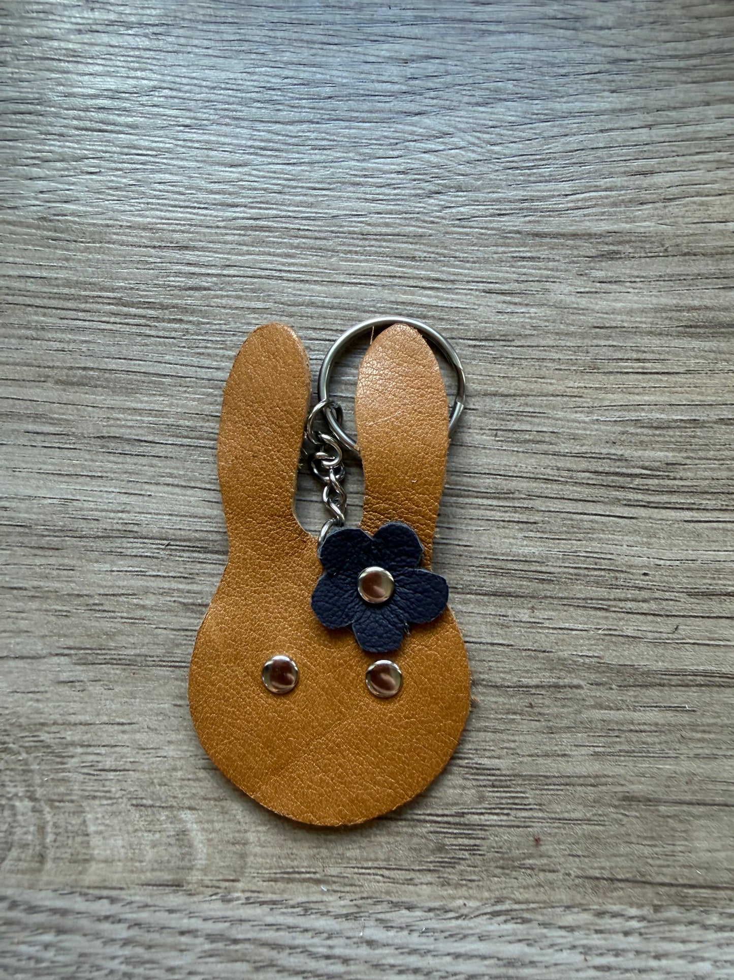 Hase mit Blume