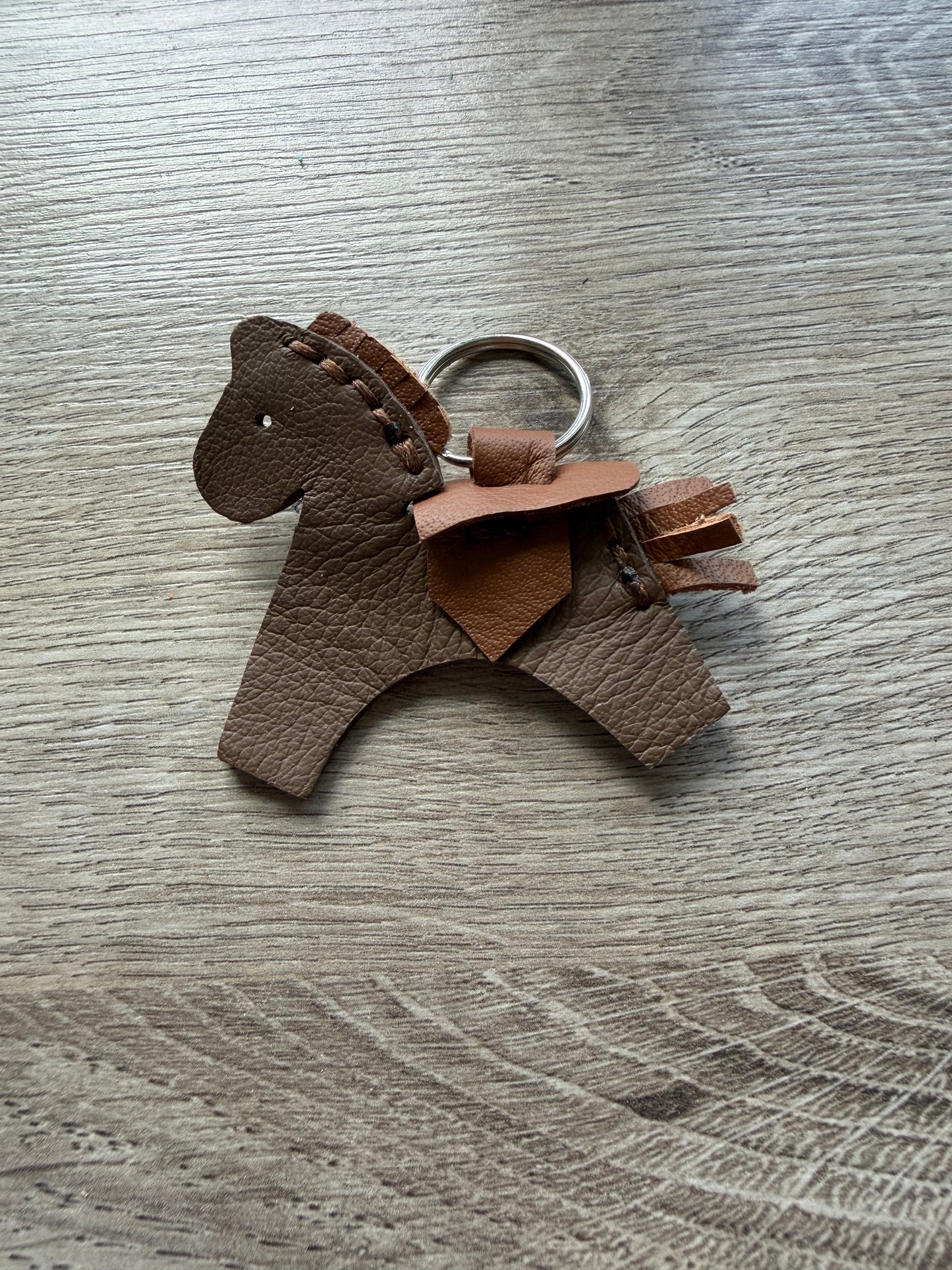 Pferd mit Sattel