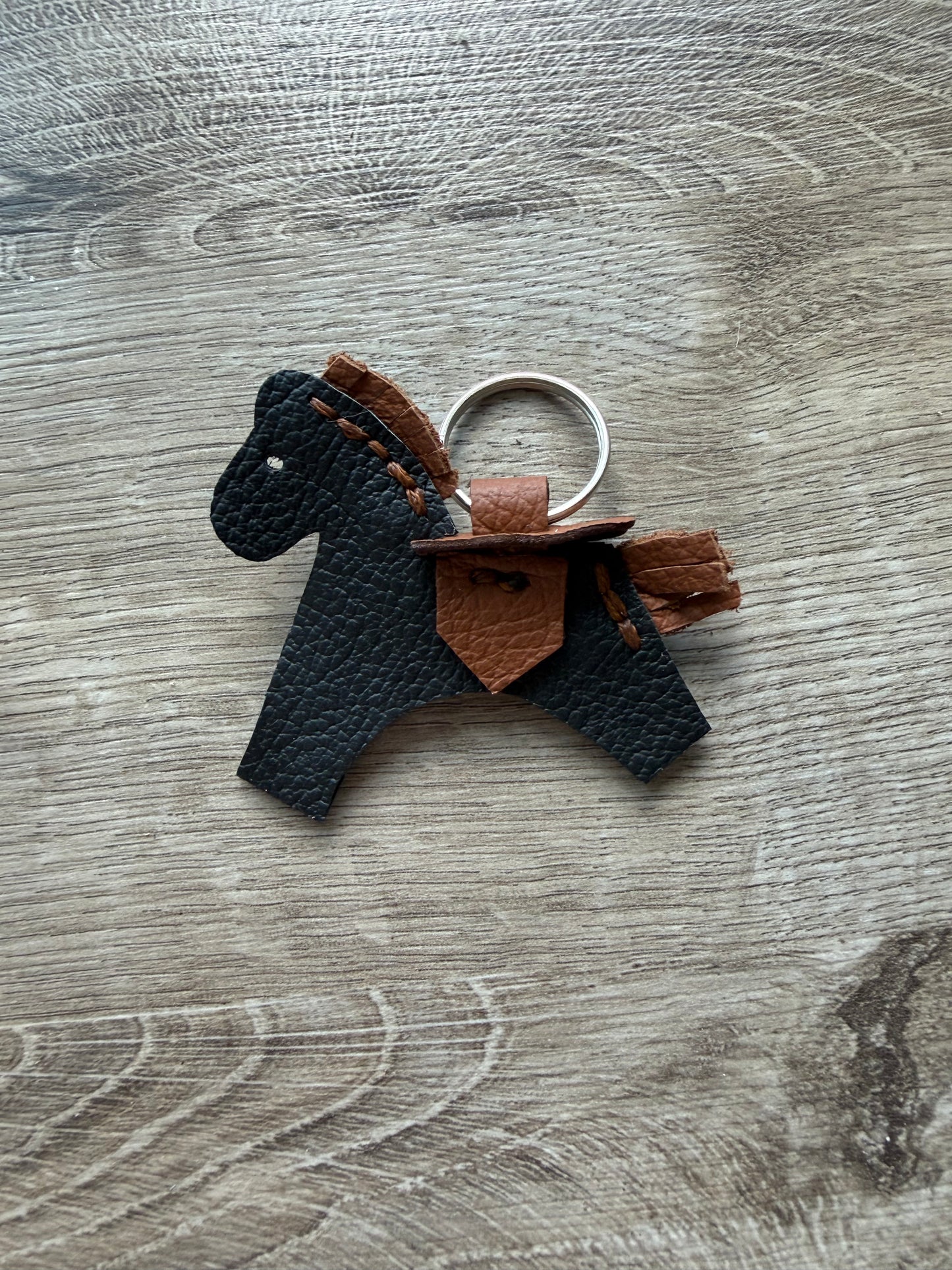 Pferd mit Sattel