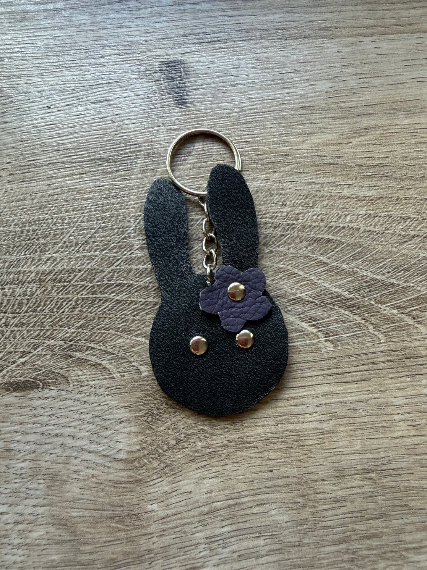 Hase mit Blume