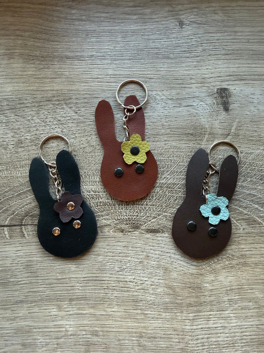 Hase mit Blume